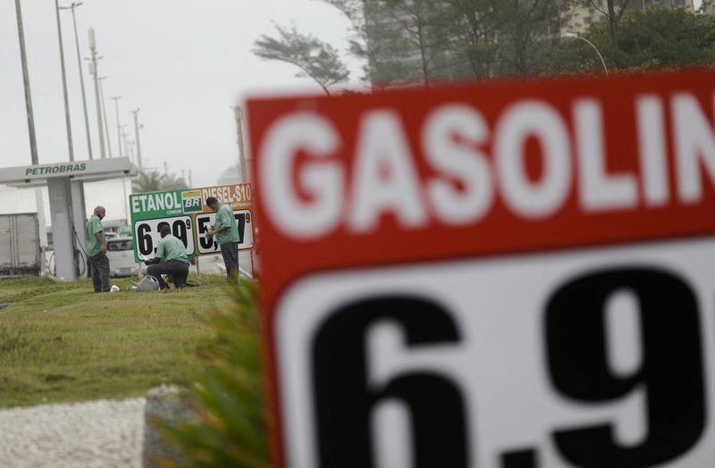 Funcionários atualizam preços dos combustíveis em posto de gasolina do Rio de Janeiro
