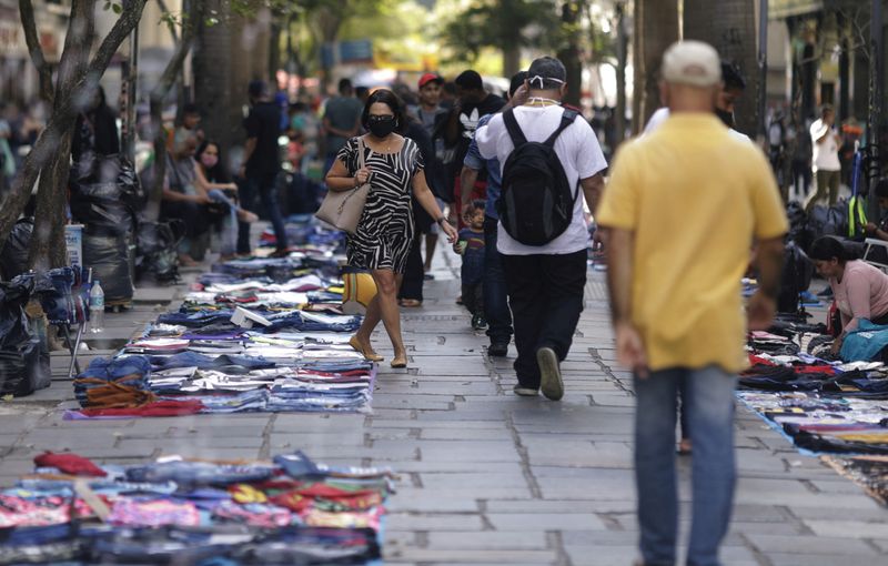 Pessoas caminham entre vendedores ambulantes no centro do Rio de Janeiro