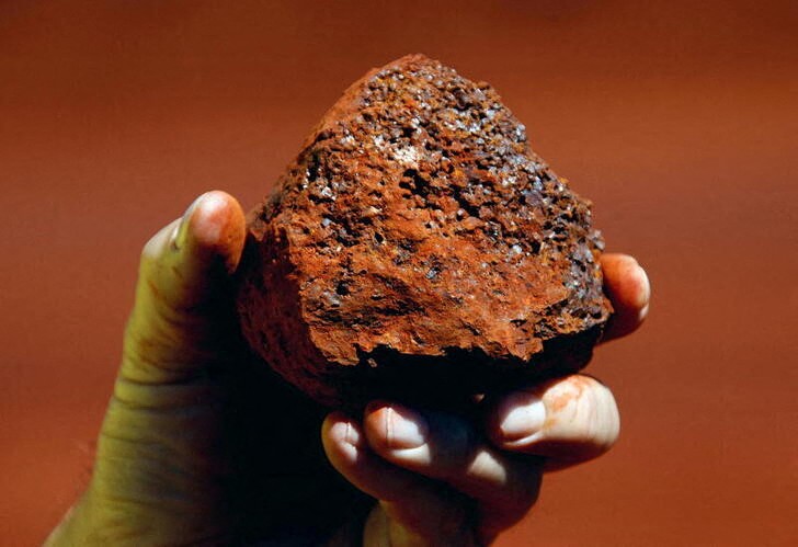 Minerador segura amostra de minério de ferro igp-10