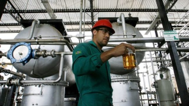 Trabalhador com amostra de biodiesel em Iraquara (BA)