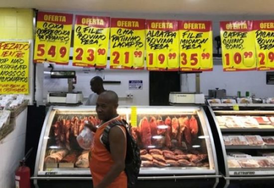 Consumidor compra carne em supermercado do Rio de Janeiro