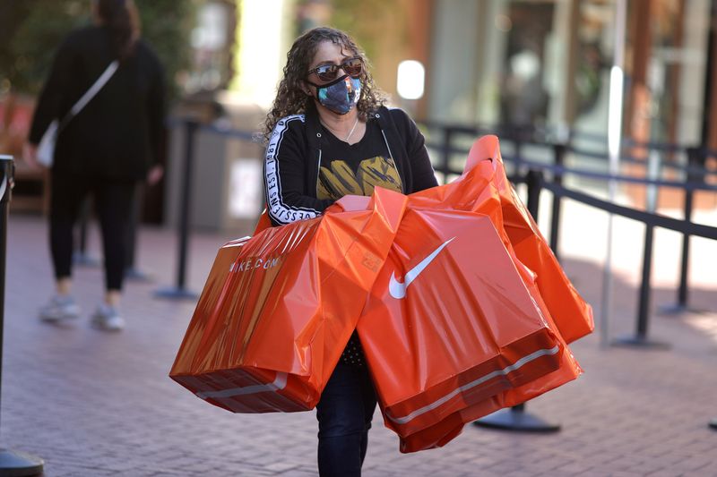 Mulher carrega sacolas de compras da Nike no Citadel Outlet, em Commerce, Califórnia, EUA, 3 de dezembro de 2020. REUTERS/Lucy Nicholson