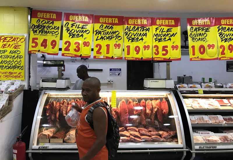 Cliente compra carne em supermercado no Rio de Janeiro