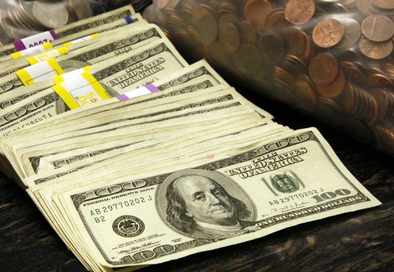 Cédulas e moedas de dólares dos EUA em cofre em um banco em Westminster, Colorado, EUA