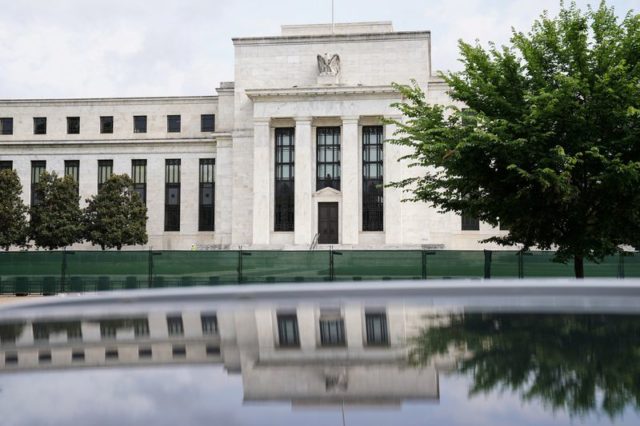 Fed eleva juros em 0,75 p.p. e indica desaceleração da economia
