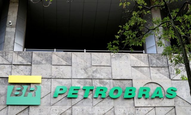 Logo da Petrobras na fachada da sede da empresa.