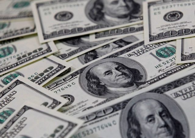 Dólar tem leve alta ante real com cautela internacional e tensão política doméstica