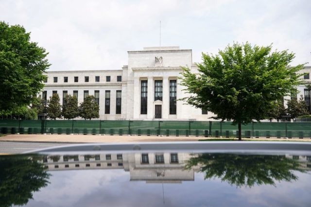 Fed volta a fazer grande aumento de juros e Powell promete "continuar assim"