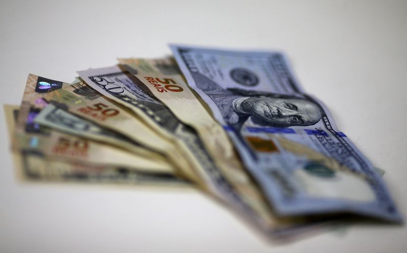 Às 10:10 (de Brasília), o dólar à vista avançava 0,57%, a 5,2851 reais na venda