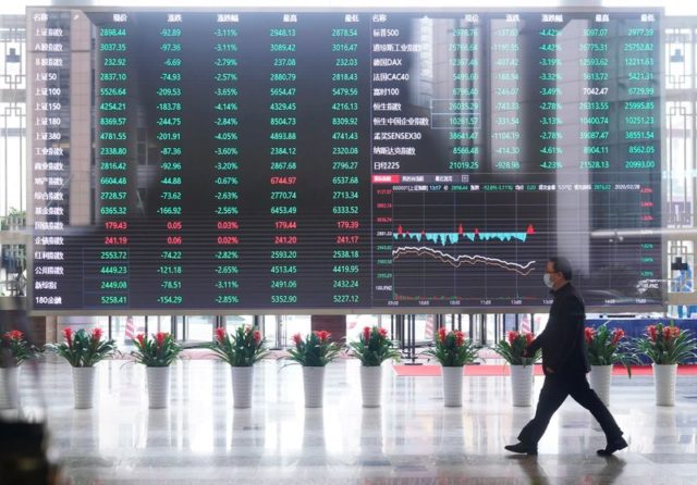 Ações da China fecham em baixa apesar de expectativa de alívio com Covid