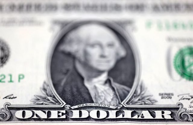 Dólar acompanha cautela externa e sobe ante real; moeda ainda caminha para queda semanal