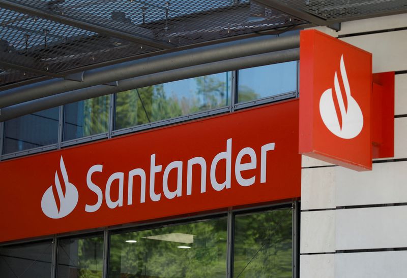 A unidade do espanhol Santander no país informou mais cedo que seu lucro líquido do período, de 3,1 bilhões de reais, foi 28% menor do que um ano antes