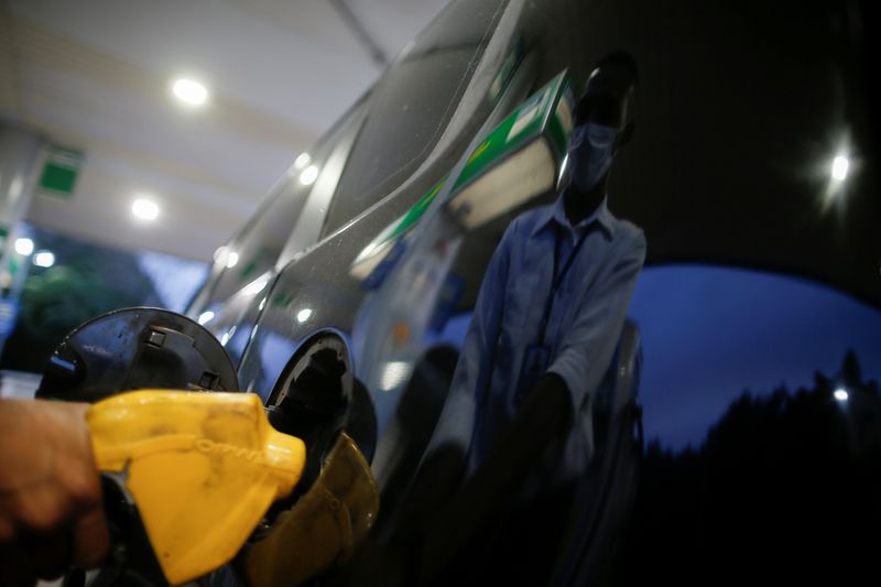 Carro sendo abastecido em posto de combustível no Brasil