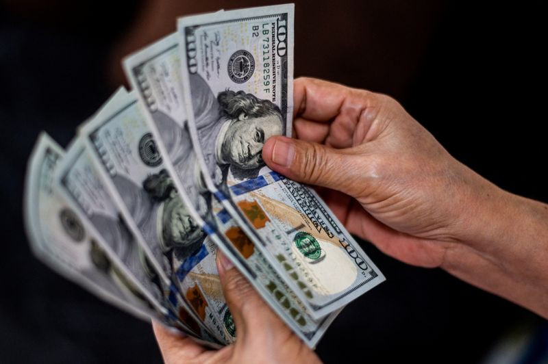 A moeda norte-americana à vista fechou em alta de 1,29%, a 5,3798 reais na venda