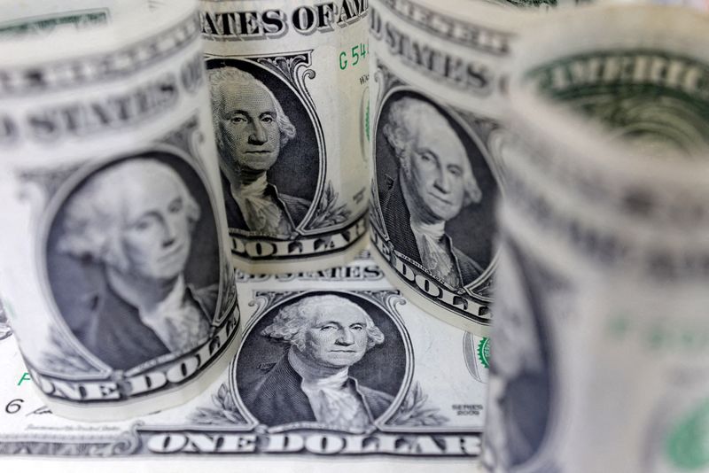 A moeda norte-americana à vista caiu 1,13%, a 5,3103 reais na venda, após operar em queda durante todo o pregão
