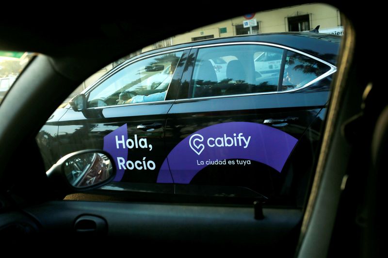 Veículo do Cabify é visto pela janela de um carro em Málaga, sul da Espanha.