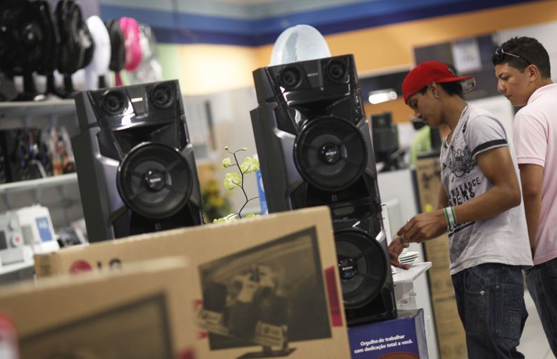 Clientes pesquisam preços de caixas de som em uma loja da Casas Bahia, da Via, em São Paulo