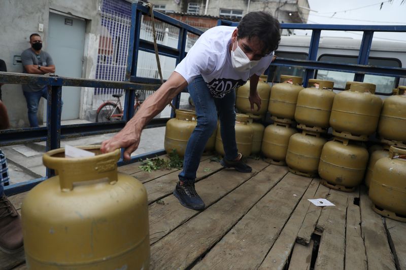 Moradores compram gás de cozinha no Rio de Janeiro
