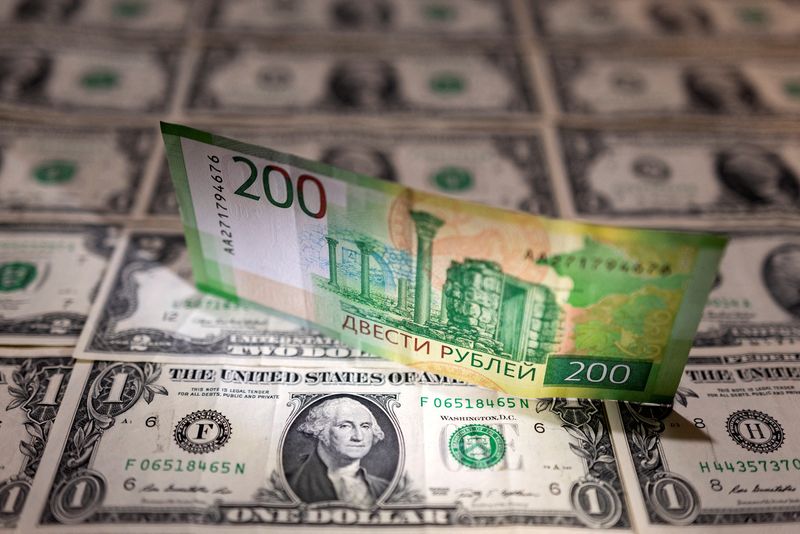 Nota de rublo sobre notas de dólar