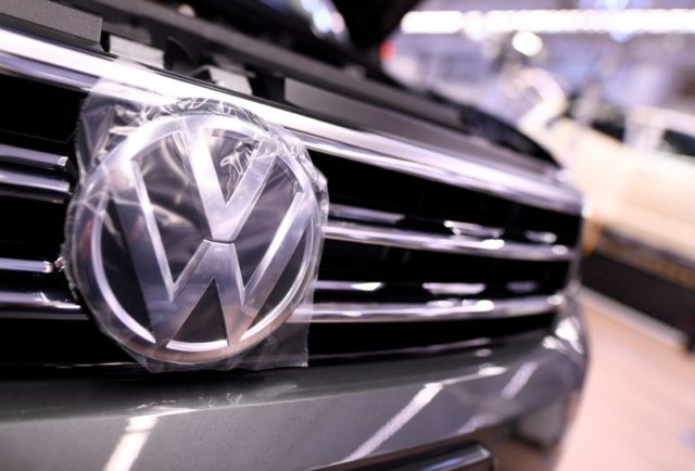 Logotipo da Volkswagen em um carro na montadora da empresa
