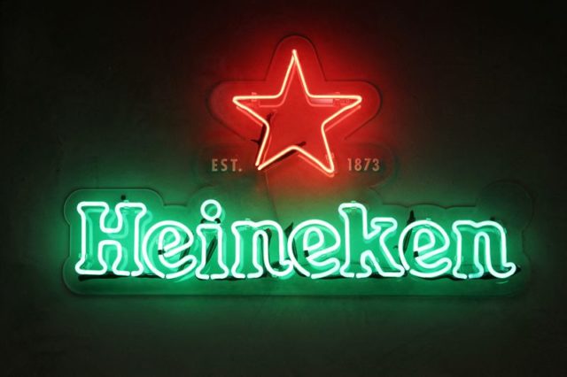 Logotipo da Heineken no prédio da empresa em São Paulo