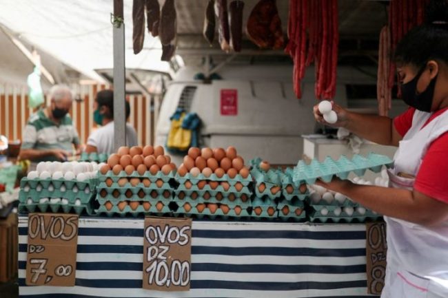 Vendedora segura ovos em feira do Rio de Janeiro