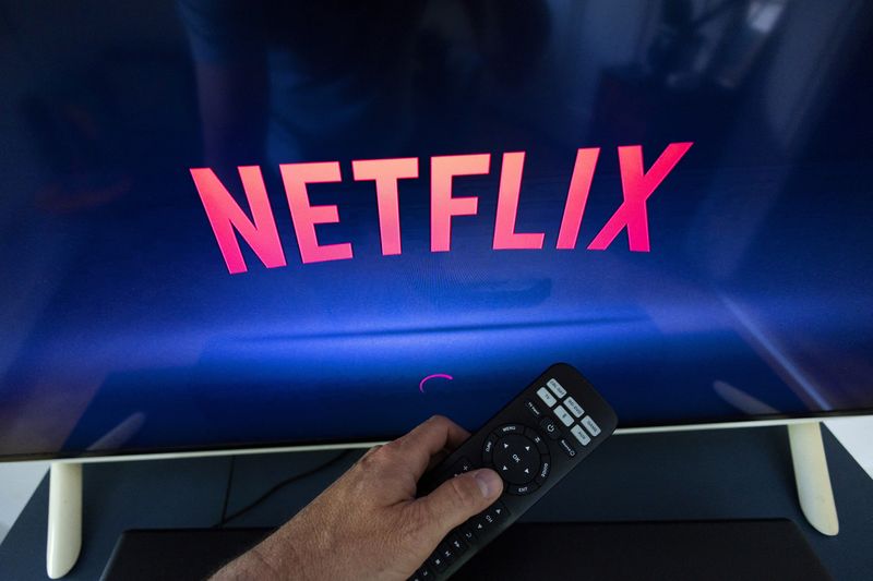 Logotipo da Netflix é exibido em tela de TV