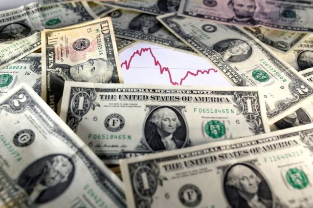Dólar à vista fecha em queda de 0,98%, a R$4,8713 na venda