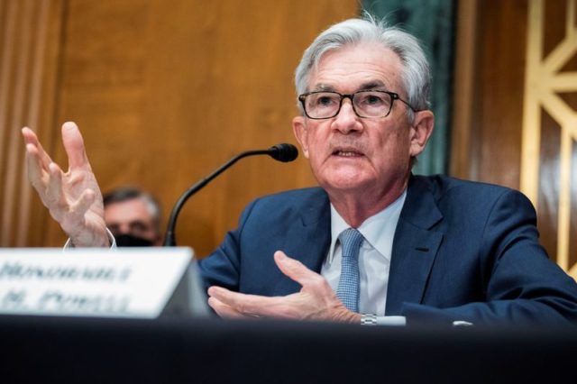 O chair do Federal Reserve dos EUA, Jerome Powell, testemunha durante a audiência do Comitê Bancário do Senado intitulada "Relatório Semestral de Política Monetária ao Congresso", em Washington, EUA, 3 de março de 2022