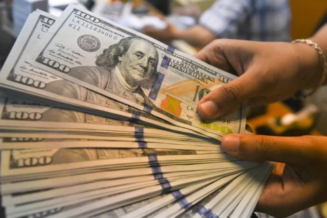 Dólar à vista fecha em alta de 0,17%, a R$4,821