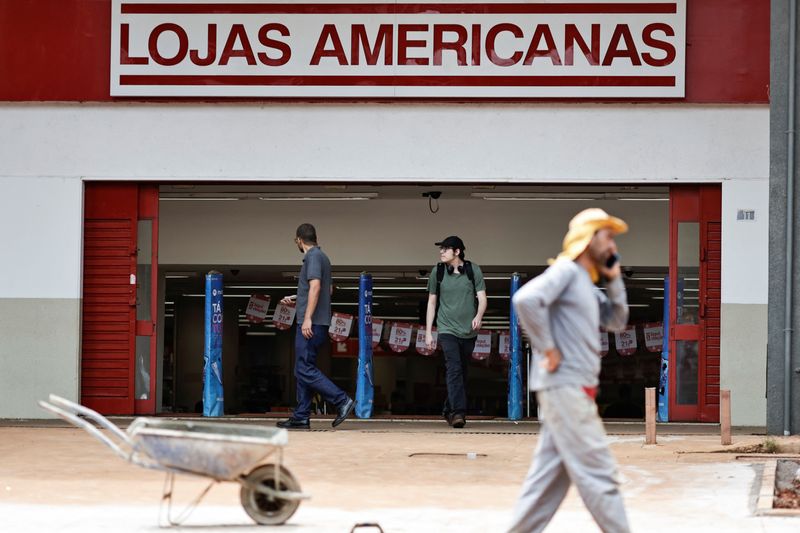 Pedestres em frente à loja das Americanas em Brasília