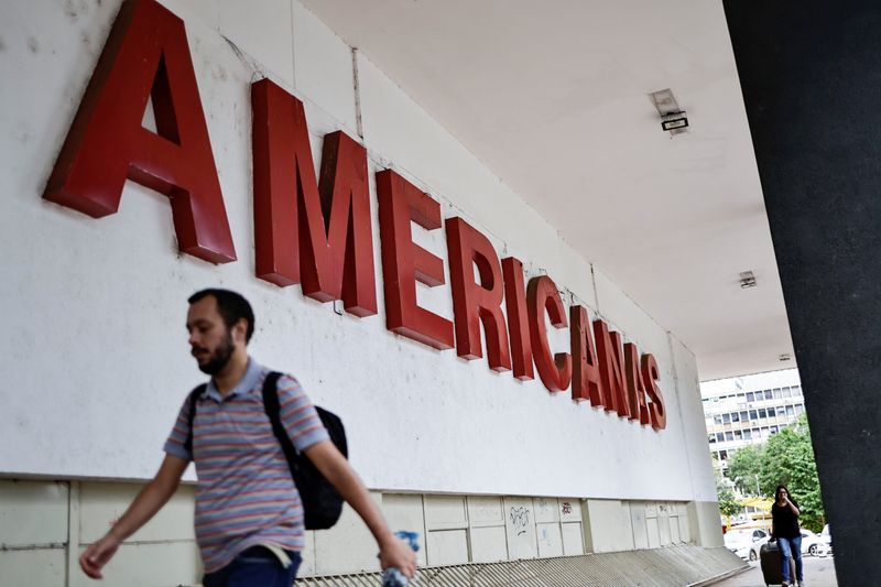 Homem passa pelas Lojas Americanas em Brasília
