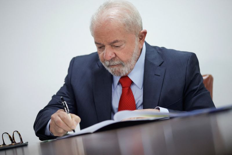 Presidente Luiz Inácio Lula da Silva assina pacote de medidas econômicas no Palácio do Planalto, em Brasília