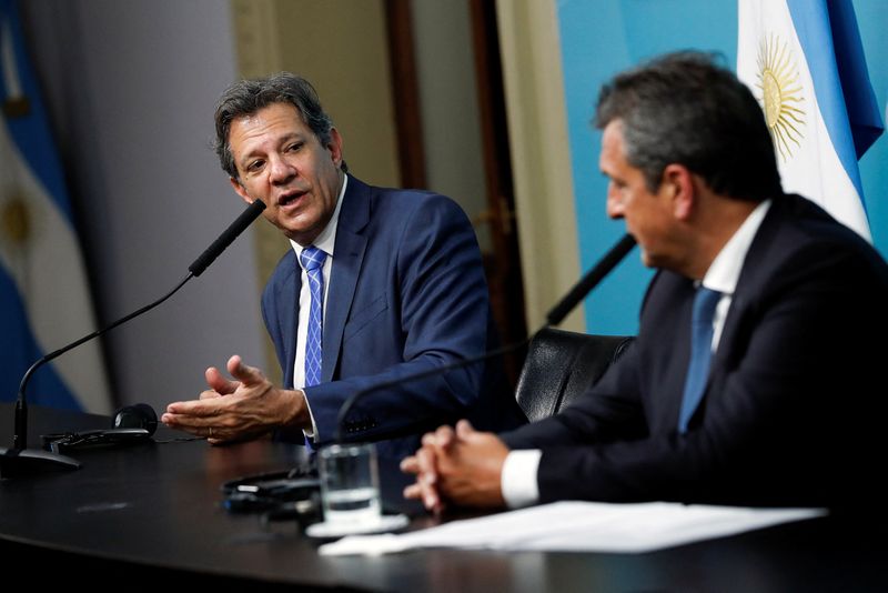 Ministros da Fazenda do Brasil, Fernando Haddad, e da Argentina, Sergio Massa, dão entrevista coletiva, em Buenos Aires