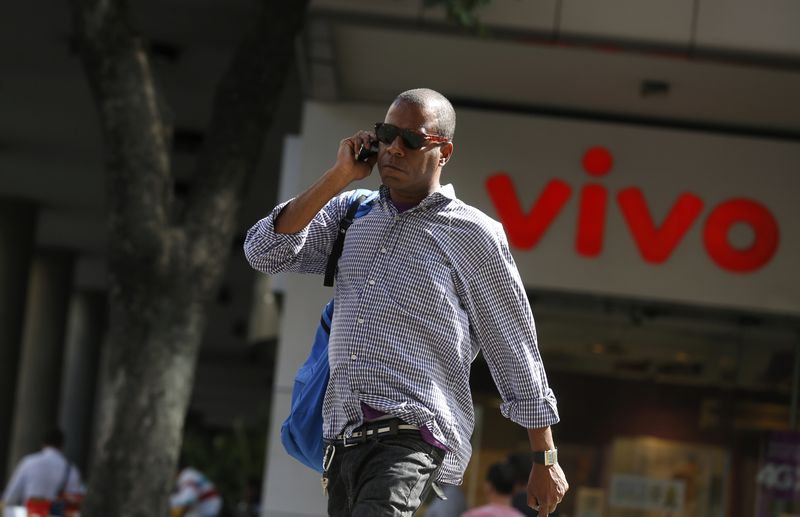 Pedestre caminha em frente à loja da Vivo, no Rio de Janeiro