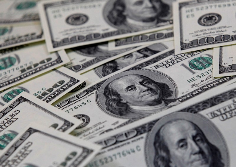 A moeda norte-americana à vista caiu 0,98% neste pregão, a 5,2220 reais na venda