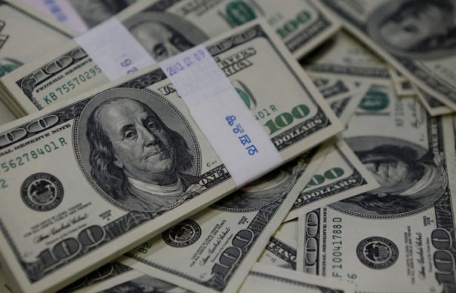 Ambiente de incerteza segurou uma queda maior do dólar no Brasil