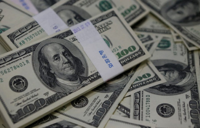 Dólar tem leve queda em linha com exterior
