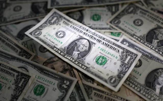 Dólar tem leve queda ante real com mercado à espera de dados de emprego dos EUA