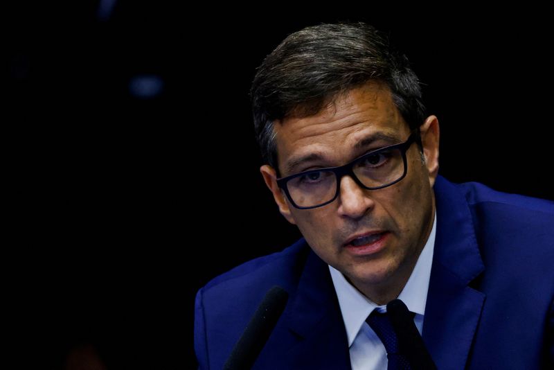 Campos Neto diz que inflação no Brasil caiu, mas pressões permanecem