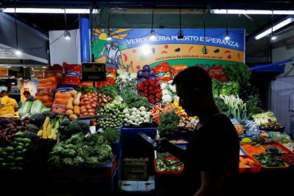 Argentinos sofrem com inflação "terrível" acima de 100% ao ano