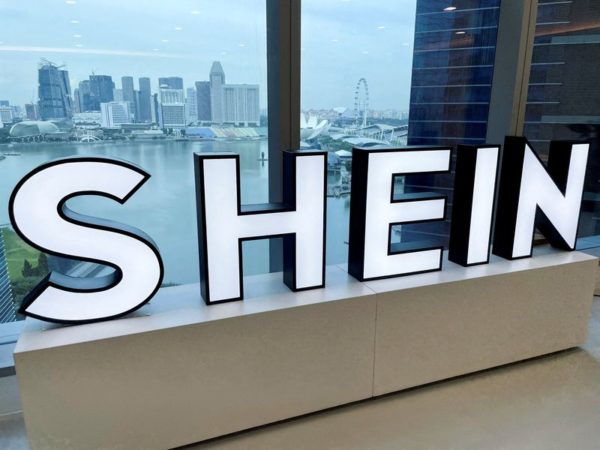 Logo da Shein em escritório da companhia em Cingapura
