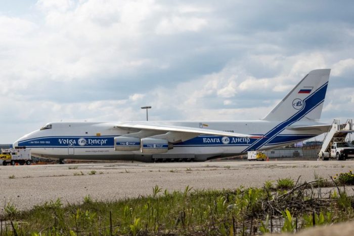 Um avião Antonov 124 registrado na Rússia estacionado no Aeroporto Internacional Pearson de Toronto