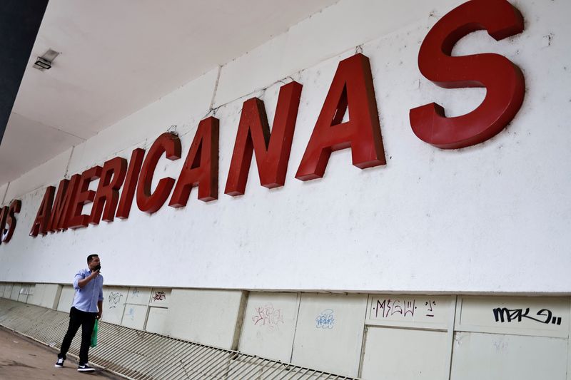 Homem passa em frente às Lojas Americanas em Brasília