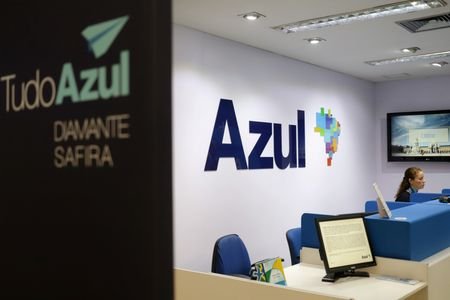 Funcionária em loja da Azul no Aeroporto de Congonhas, em São Paulo 11/03/2020