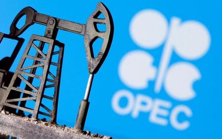Uma bomba de petróleo impressa em 3D é vista em frente ao logotipo da OPEP+