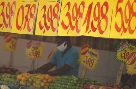 Cartazes com preços de alimentos em mercado no Rio de Janeiro
