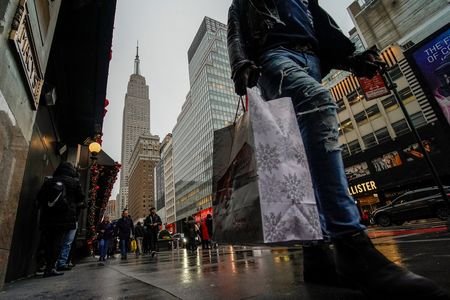 Pessoas carregam compras em Nova York
