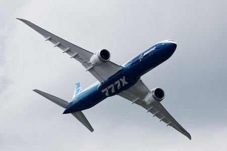 Avião 777-9, da Boeing, faz voo de apresentação durante feira do setor aéreo em Le Bourget, nos arredores de Paris