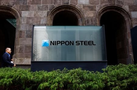Logo da Nippon Steel na sede da empresa, em Tóquio